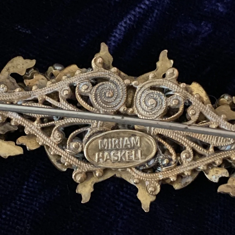 Vintage Miriam Haskell Baroque faux pearl and rhinestone filagree brooch, - Picture 3 of 4